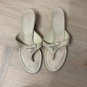 Prada cream and white logo flip flop thong bow detail kitten heels